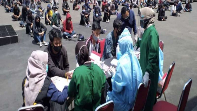 Pemeriksaan COVID-19 kepada pendemo di Bandung