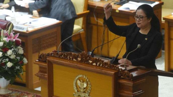 Ketua DPR Puan Maharani berpidato dalam Rapat Paripurna DPR di Kompleks Parlemen, Senayan, Jakarta, Selasa (1/9/2020).