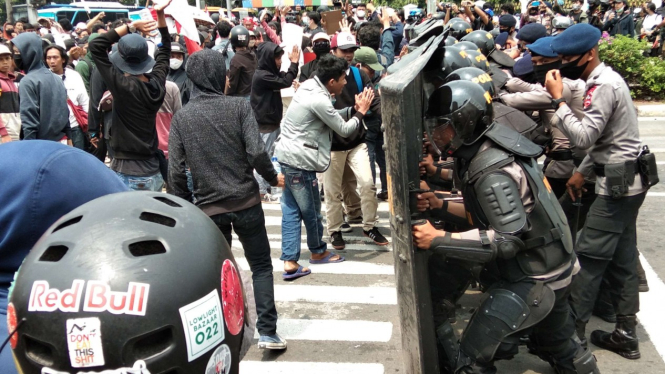 Massa demo tolak Omnibus Law menumpuk di Simpang Harmoni