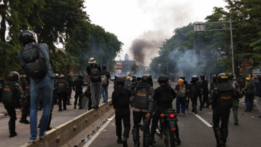 Massa membakar ban di Jalan Suryopranoto, Jakarta Pusat.