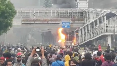 Massa demo Omnibus Law bakar halte bus TransJakarta Sarinah, Jakarta.