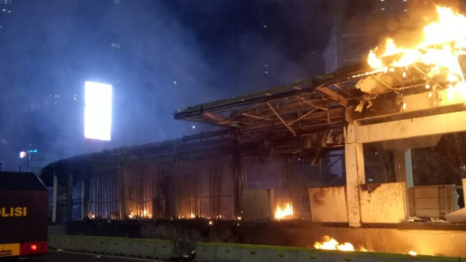 Halte Tosari dibakar massa