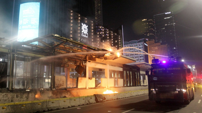 Halte TransJakarta Tosari, Bundaran HI Dibakar Massa Aksi Tolak UU Cipta Kerja.