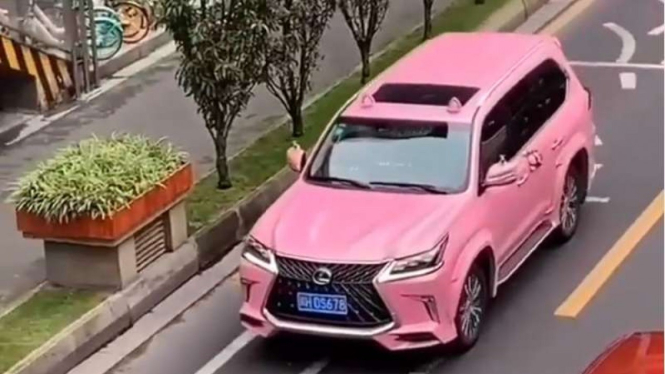 Lexus dengan bodi berwarna Pink