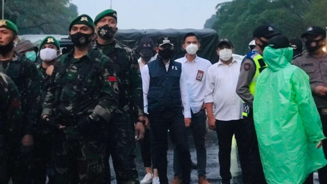 Bima Arya (tengah) saat mendatangi massa yang unjuk rasa di Istana Bogor