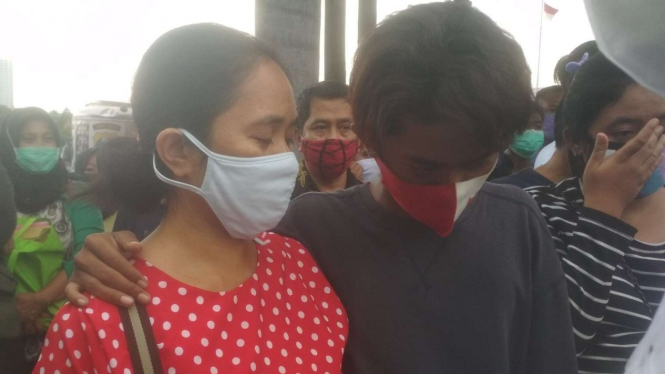 Seorang Ibu menangis saat menjemput anaknya yang demo di Mapolda Jawa Timur.