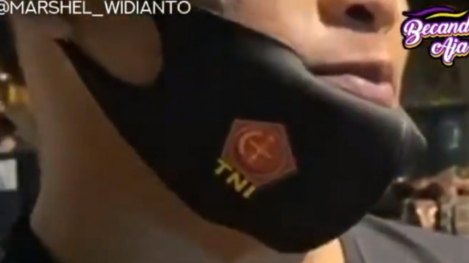Viral pedagang es teh manis pakai masker TNI