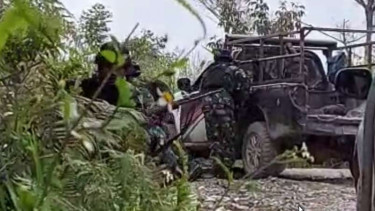 VIVA Militer :  Prajurit TNI AD ditembaki OPM di Intan Jaya, Papua