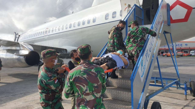 Evakuasi anggota TGPF kasus Intan Jaya dan prajurit TNI yang tertembak