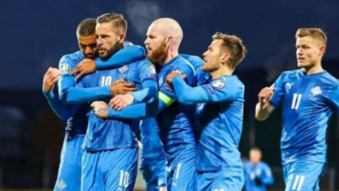 Pemain Islandia rayakan gol Gylfi Sigurdsson.