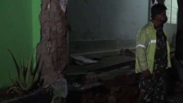 Tembok pabrik Khong Guan roboh timpa rumah warga