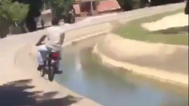 Pemotor beraksi bak tontonan Tong Setan