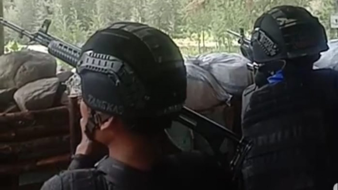 Aparat keamanan memantau aksi penembakan di Pos Koramil di Intan Jaya Papua