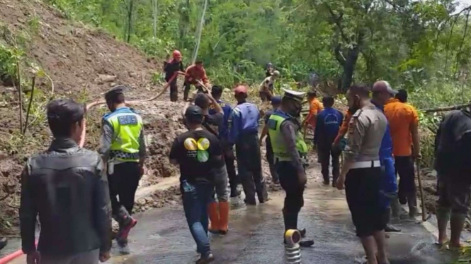 Evakuasi Material Longsor di Garut Selatan