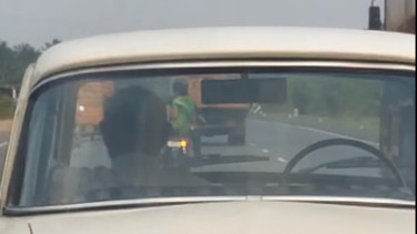 Mobil tua melaju tanpa pengemudi