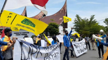 PMII Padang Pariaman Demo Tolak UU Cipta Kerja (antara)