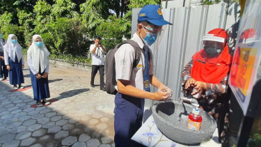 Dinas Pendidikan Kota Solo menggelar simulasi Kegiatan Belajar Mengajar (KBM) tatap muka di SMP N 4 Solo, Selasa, 13 Oktober 2020.