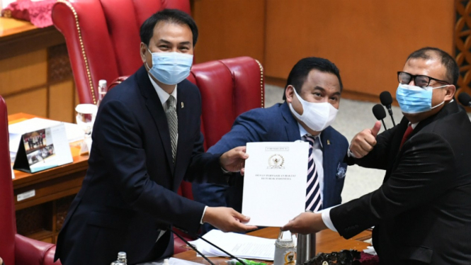 Wakil Ketua DPR Azis Syamsudin (kiri) saat paripurna DPR