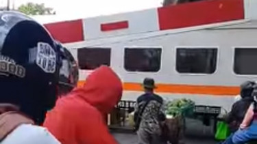 Palang perlintasan sengaja dibuka saat kereta lewat
