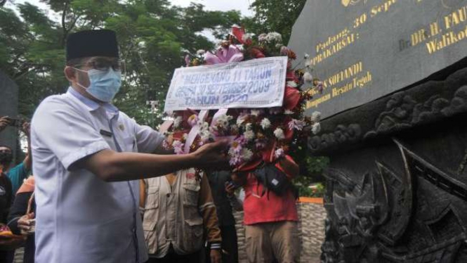 Plt Wali Kota Padang, Hendri Septa, meletakan karangan bunga di Monumen Korban Gempa 30 September 2009, di Padang, Sumatera Barat, Rabu (30/9/2020). 