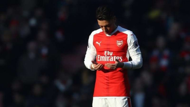 Gelandang Arsenal, Mesut Ozil, berdoa sebelum pertandingan