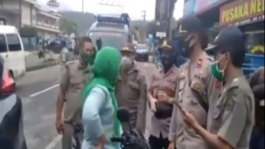 Wanita pengendara motor adu mulut dengan petugas