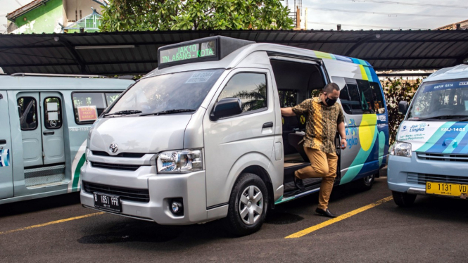 Toyota HiAce jadi angkot Jak Lingko