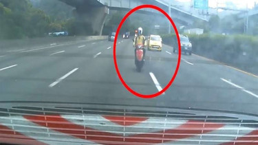 Sepeda motor matik masuk jalur tol.