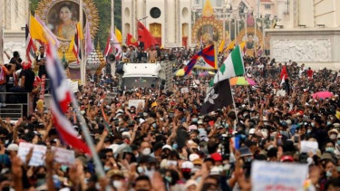 Para pedemo pro demokrasi memadati jalan saat aksi protes anti pemerintah, pada peringatan 47 tahun pemberontakan mahasiswa tahun 1973, di Bangkok, Thailand, Rabu (14/10/2020).