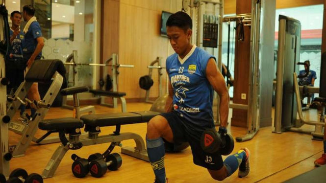 Febri Hariyadi sedang berlatih fisik