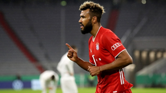 Striker Bayern Munich, Eric Maxim Choupo-Moting dalam laga melawan FC Dueren