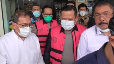 Irjen Napoleon Bonaparte (tengah rompi) ditahan terkait kasus red notice Djoko Tjandra.