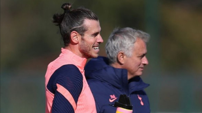 Manajer Tottenham, Jose Mourinho, bersama Gareth Bale. 