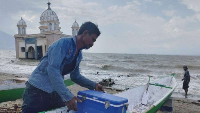 Nelayan di Pantai Talise Palu.