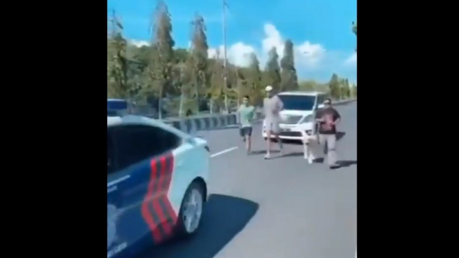 Tiga pria jogging dikawal mobil patwal polisi