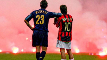 Momen mesra Marco Materazzi dan Rui Costa di Derby della Madonnina.