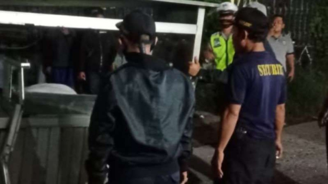 Polisi melihat warung yang ditabrak pengemudi epilepsi.