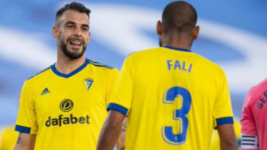 Pemain Cadiz rayakan gol 