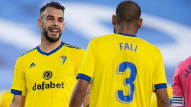 Pemain Cadiz rayakan gol 