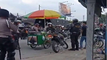 Polisi bawa gerobak jualan