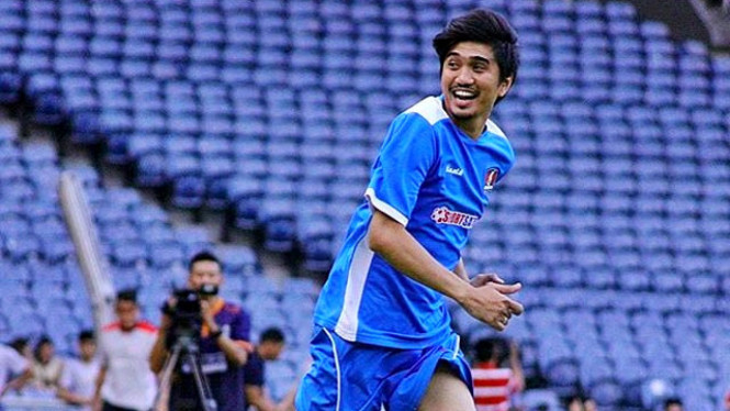 Aksi vokalis Sheila on 7, Duta di lapangan sepakbola
