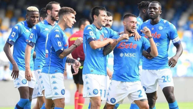 Pemain Napoli merayakan gol