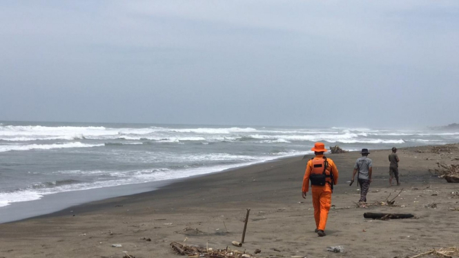 Pencarian dua orang nelayan yang hilang akibat banjir bandang Garut Selatan.