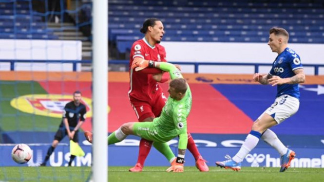Terjangan brutal Jordan Pickford ke Virgil van Dijk