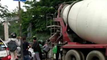 Truk molen bantu memadamkan mobil mewah yang terbakar