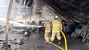 Bengkel hangus terbakar dipicu puntung rokok.