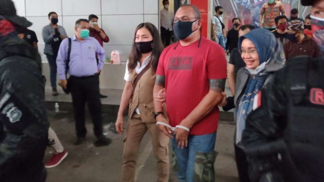 John Kei (baju merah) di Polda Metro Jaya.