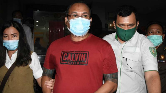 John Refra Kei (baju merah)