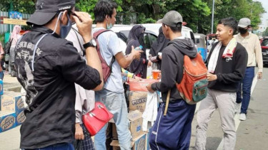Warga membagikan makanan ke peserta demontrasi, Selasa, 20 Oktober 2020.