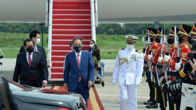 PM Jepang Yoshihide Suga beserta Ibu Mariko Suga di Bandara Soekarno-Hatta